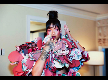 Rihanna a ieșit într-un strat de ploaie transparent, pe măsură ce cântăreața arată acum - arată afacerea