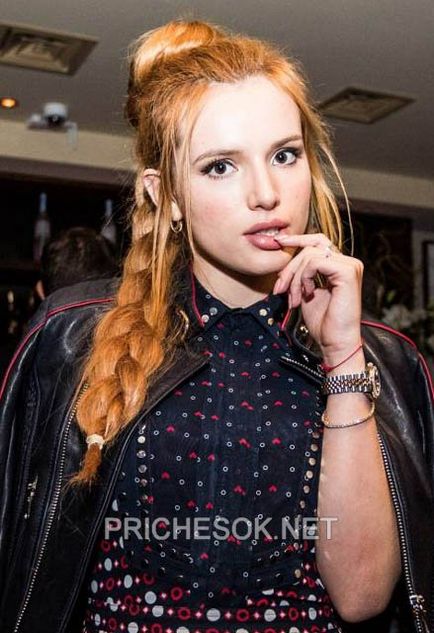 Red bun cu coada de la Bella Thorne