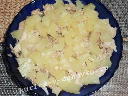 Csirke saláta aszalt szilva és a dió és a sajt
