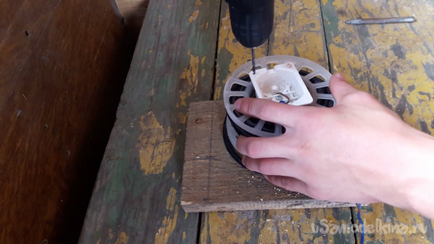 Extindeți cablul prelungitor de la un aspirator rupt cu propriile mâini