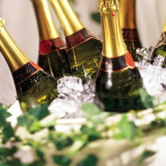 Șampania și vinul spumos sunt atributele indispensabile ale sărbătorii