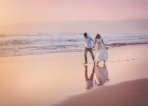 Символічна весільна церемонія на березі океану, honeymoon