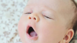 Скільки повинен спати дитина в 5 місяців норми для дня, ночі