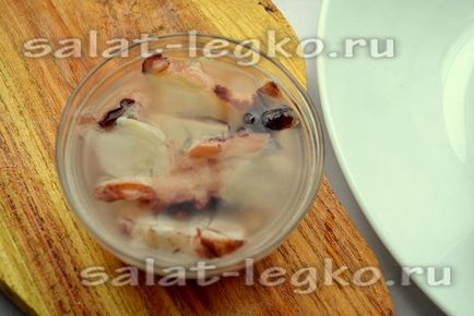 Salata salata cu caracatita si carne de pui, reteta cu morcovi si caise uscate