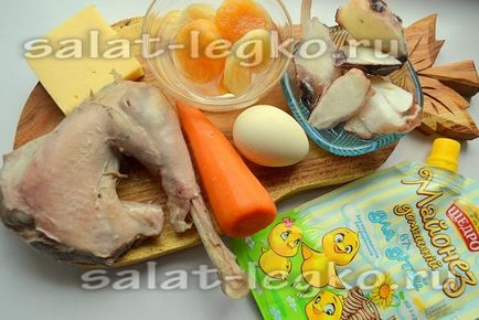 Salata salata cu caracatita si carne de pui, reteta cu morcovi si caise uscate