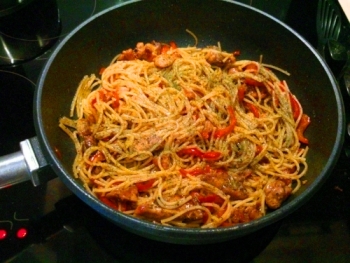 Spagetti csirkével és bors édes-savanyú mártással