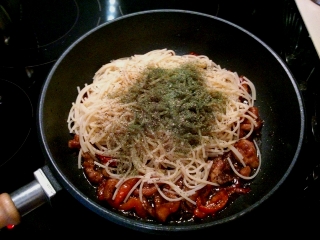 Spaghete cu file de pui și piper în sos dulce și acru