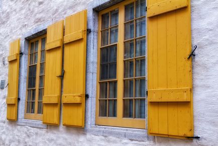 Jaluzelele pentru ferestre din casă sunt decorative și protectoare, exterioare și interioare, din metal, plastic și