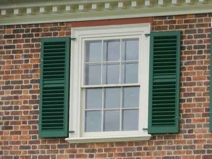 Віконниці для вікон на дачі декоративні і захисні, зовнішні і внутрішні, металеві, пластикові і