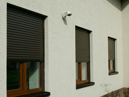Jaluzelele pentru ferestre din casă sunt decorative și protectoare, exterioare și interioare, din metal, plastic și
