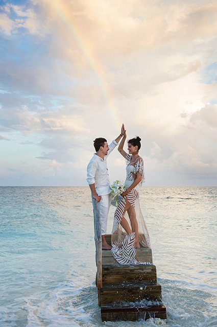 Nunta și fântâna din fotografii sunt o rochie transparentă, ceremonia este pe Maldive și marea fericirii,