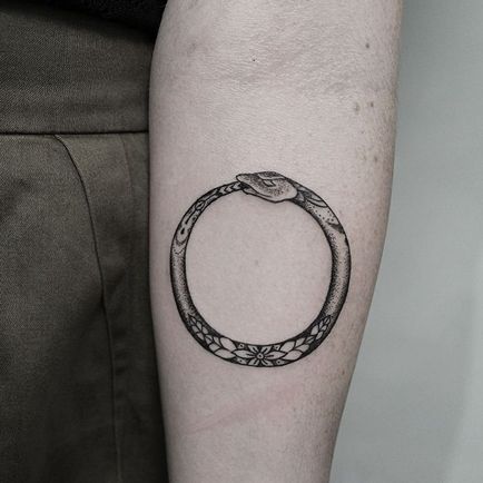 Tattoo Ouroboros szimbólum érték és fotó Ouroboros tetoválás