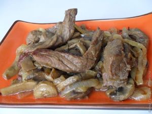 Тушкована яловичина з грибами