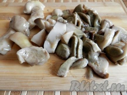 Тушкована яловичина з грибами - готуємо покроково з фото