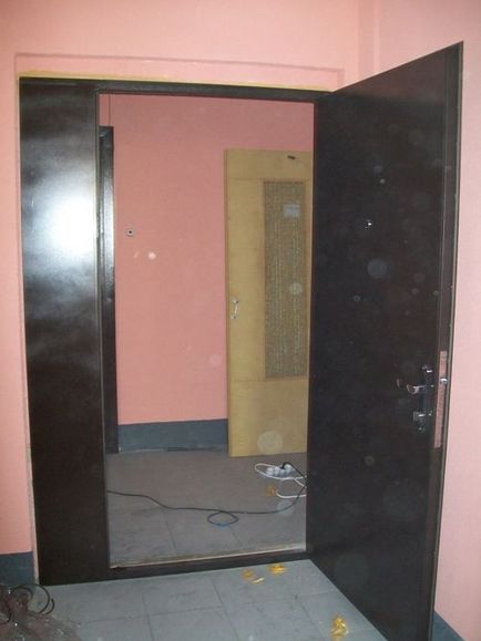 Instalarea unei uși metalice din fier într-un coridor comun și o sală de fotografii și video