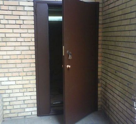 Instalarea unei uși metalice din fier într-un coridor comun și o sală de fotografii și video