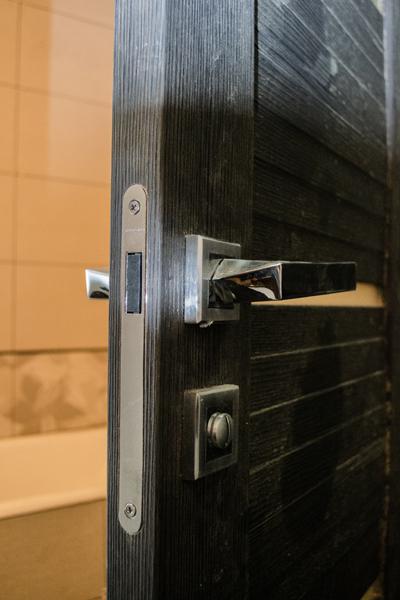 Telepítése beltéri ajtók Jekatyerinburg, az ár a fémből készült input-biztos ajtók