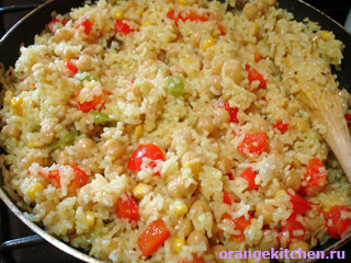 Pilaf vegetarian cu năut și legume (garbanzo palau)