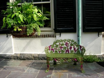 Gyönyörű kerti padok és padok pompás kert
