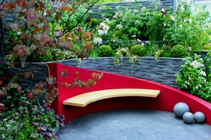 Gyönyörű kerti padok és padok pompás kert
