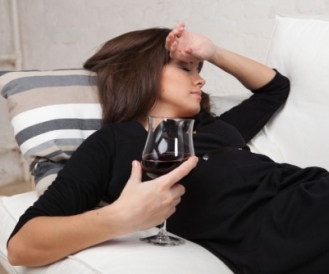 Внутрішньочерепний тиск алкоголь розширює або звужує судини