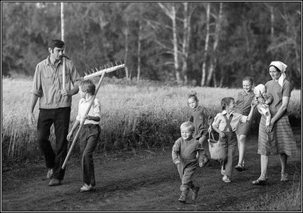 Asta este vara noastră! Nostalgia pentru sărbătorile de vară din satul bunicii mele (32 fotografii)