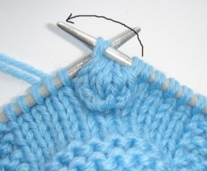 Modelul de tricotat al unui buton în conformitate cu schema, cu o descriere detaliată a fotografiilor