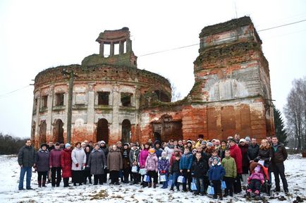 Храм-ротонда на тлі сільського пейзажу, відновлення храму покриву пресвятої богородиці в селі