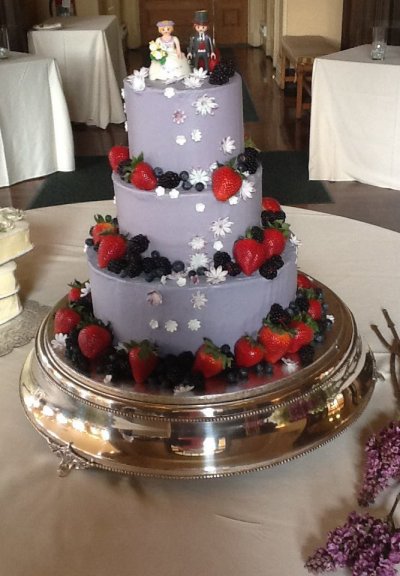 Ягідний торт на весілля