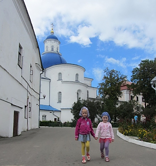 Mănăstirea Zhirovichi să atingă altarul și să vadă un miracol