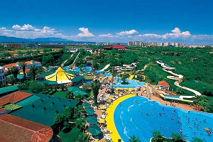 Parcul acvatic din Antalya Akvalend din Turcia, piscine, tobogane de apă, precum și un delfinariu și alte