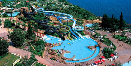 Parcul acvatic din Antalya Akvalend din Turcia, piscine, tobogane de apă, precum și un delfinariu și alte