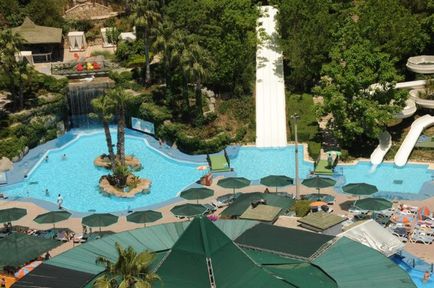 Parcul acvatic din Antalya Akvalend din Turcia, piscine, tobogane de apă, precum și un delfinariu și alte