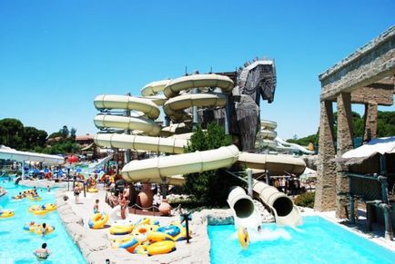 Parcul acvatic din Antalya Akvalend din Turcia, piscine, tobogane de apă, precum și un delfinariu și alte