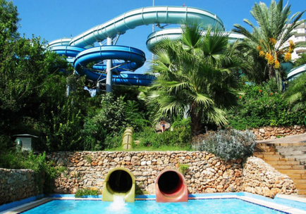 Parcul acvatic din Antalya Akvalend din Turcia, piscine, tobogane de apă, precum și un delfinariu și alte