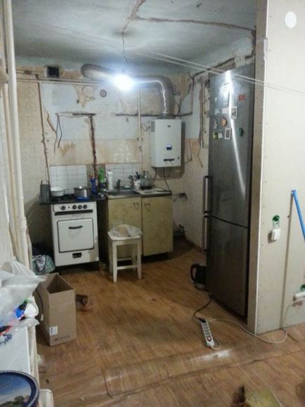 Bucătărie albă combinată cu o cameră de zi în Hrușciov 5, 6 metri pătrați