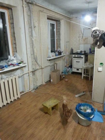 Bucătărie albă combinată cu un living în Hrușciov 5, 6 metri pătrați