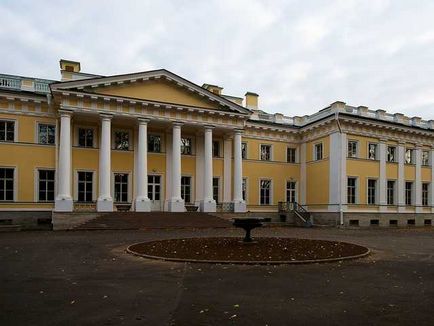 Mi történik a park Kamennoostrovsky Palace