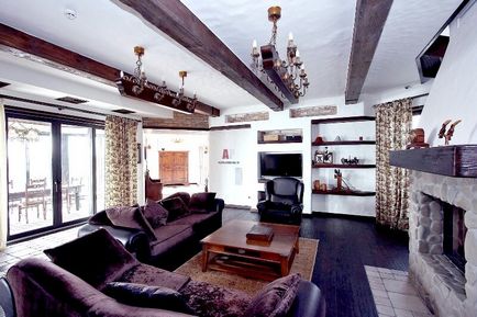 Grinzi decorative în interiorul atmosferei unei case de sat într-un apartament obișnuit