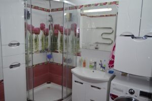 Fürdőszoba tervezés öt szintes lakás mosógéppel
