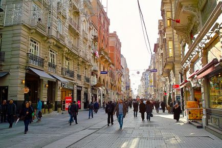 Істікляль популярна пішохідна вулиця в Стамбулі - тур до Туреччини