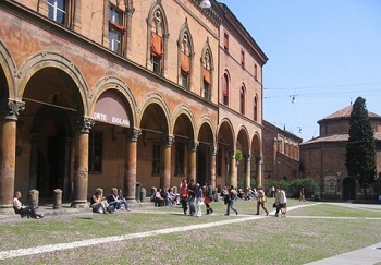 Istoria fondării și fotografii ale Universității Bologna din Italia