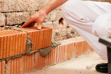 Cum să închideți o casă cu cărămidă, construcție și reparații