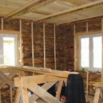 Cum să acoperiți tavanul cu plăci de ghips într-o casă din lemn
