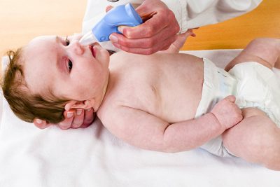 Як почистити ніс новонародженому від соплів