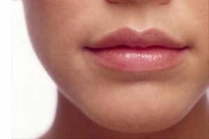 Cum sa prevenim herpesul intr-un stadiu incipient pe buze
