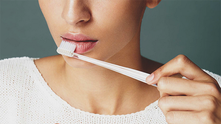 Як в домашніх умовах збільшити губи зубною пастою і кришкою