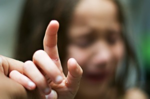 Cum să trageți un spărturi într-un copil mic dintr-un deget sau dintr-un călcâi fără ac