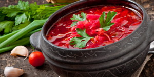 Conținutul caloric de borscht pe carne de vită, pe bulion de pui, fără carne