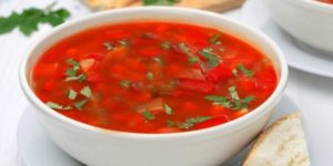 Conținutul caloric de borscht pe carne de vită, pe bulion de pui, fără carne